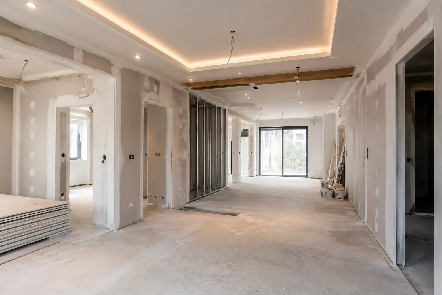 Trockenbau-Innenausbau mit Metallständerwand und indirekter LED-Beleuchtung